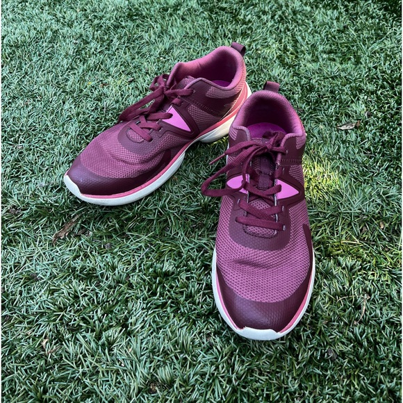 Vionic walking shoes - Picture 2 of 4